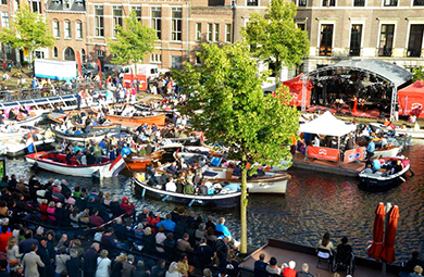 Overdekt podium voor klassieke muziek huren