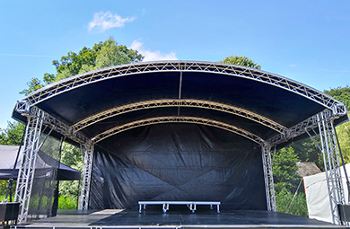 Festival podium met rolling riser huren