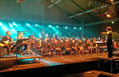 Orkest en dirigent op podiumverhoging huren